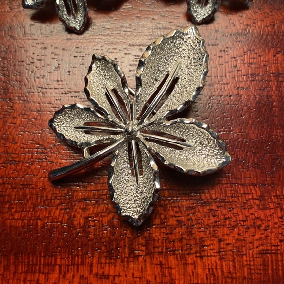 Vintage Sarah Coventry Silvertone Leaf Brooch and Clip Earring Set Like New - Picture 2 of 9